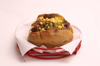 Peynir, sosis, zeytin, biber ve Mısır ile pişmiş kumpir patates dolması