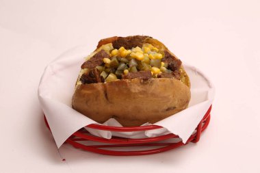 Peynir, sosis, zeytin, biber ve Mısır ile pişmiş kumpir patates dolması