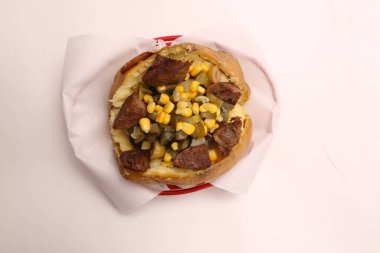 Peynir, sosis, zeytin, biber ve Mısır ile pişmiş kumpir patates dolması