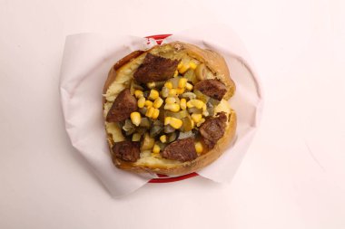 Peynir, sosis, zeytin, biber ve Mısır ile pişmiş kumpir patates dolması