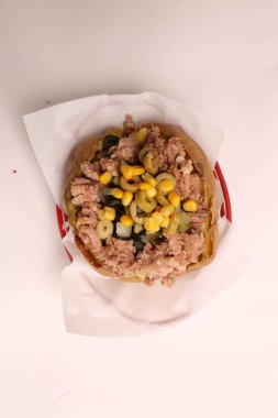 Peynir, sosis, zeytin, biber ve Mısır ile pişmiş kumpir patates dolması