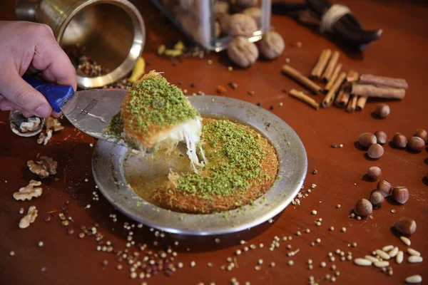 Sobremesa Turca Kunefe Kunafa Kadayif Com Pistache Queijo Quente Comido — Fotografia de Stock