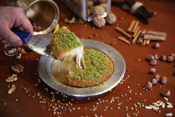 Sobremesa Turca Kunefe Kunafa Kadayif Com Pistache Queijo Quente Comido — Fotografia de Stock