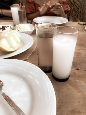 Özel Alkollü İçkili Rakılı Türk ve Yunan Geleneksel Yemek Masası. Uzo ve Türk Rakısı, Türkiye, Yunanistan, Kıbrıs ve Lübnan'da yaygın olarak tüketilen kuru anason aromalı bir aperatiftir.