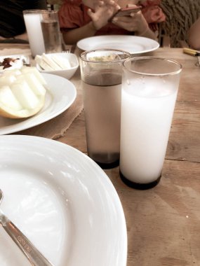 Özel Alkollü İçkili Rakılı Türk ve Yunan Geleneksel Yemek Masası. Uzo ve Türk Rakısı, Türkiye, Yunanistan, Kıbrıs ve Lübnan'da yaygın olarak tüketilen kuru anason aromalı bir aperatiftir.