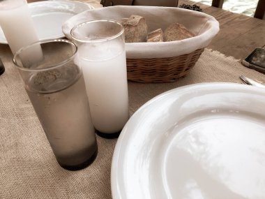 Özel Alkollü İçkili Rakılı Türk ve Yunan Geleneksel Yemek Masası. Uzo ve Türk Rakısı, Türkiye, Yunanistan, Kıbrıs ve Lübnan'da yaygın olarak tüketilen kuru anason aromalı bir aperatiftir.