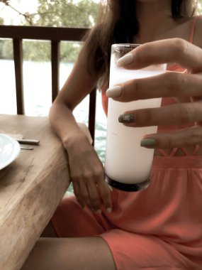 Özel Alkollü İçkili Rakılı Türk ve Yunan Geleneksel Yemek Masası. Uzo ve Türk Rakısı, Türkiye, Yunanistan, Kıbrıs ve Lübnan'da yaygın olarak tüketilen kuru anason aromalı bir aperatiftir.