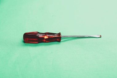 Plastik saplı tornavida.