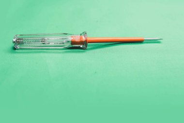 Plastik saplı tornavida.