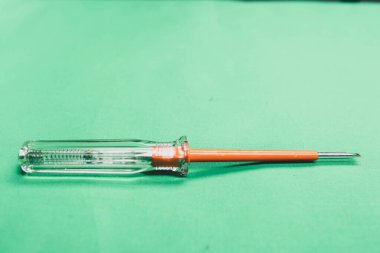 Plastik saplı tornavida.