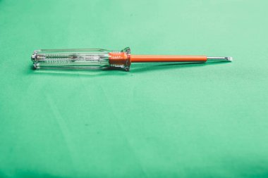 Plastik saplı tornavida.