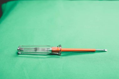 Plastik saplı tornavida.