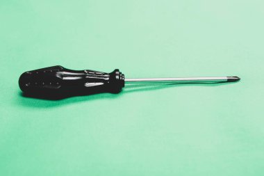 Plastik saplı tornavida.