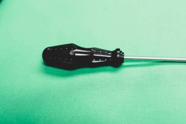 Plastik saplı tornavida.