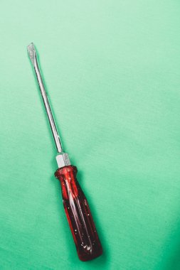 Plastik saplı tornavida.