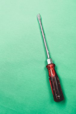 Plastik saplı tornavida.