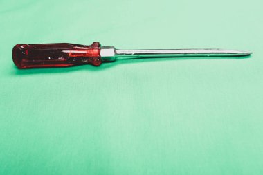 Plastik saplı tornavida.