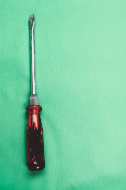 Plastik saplı tornavida.