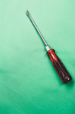 Plastik saplı tornavida.