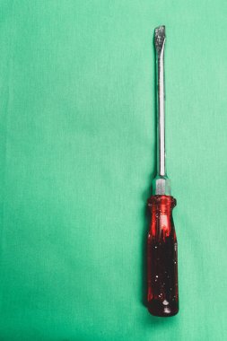 Plastik saplı tornavida.