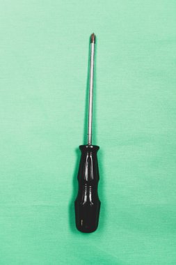 Plastik saplı tornavida.