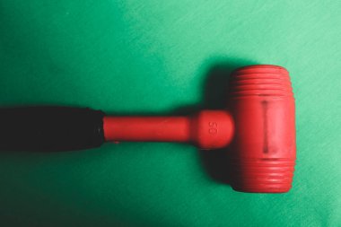 kırmızı ve siyah plastik çekiç