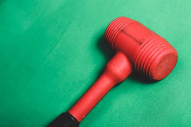 kırmızı ve siyah plastik çekiç