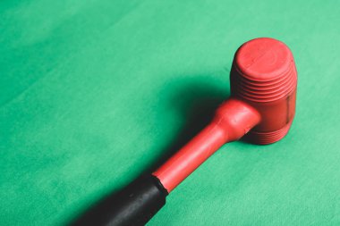 kırmızı ve siyah plastik çekiç