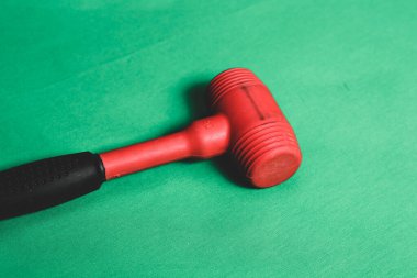 kırmızı ve siyah plastik çekiç