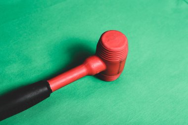 kırmızı ve siyah plastik çekiç