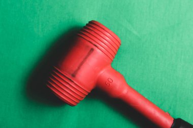 kırmızı ve siyah plastik çekiç