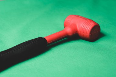 kırmızı ve siyah plastik çekiç