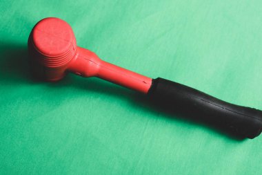 kırmızı ve siyah plastik çekiç