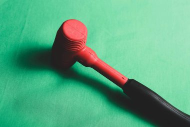 kırmızı ve siyah plastik çekiç