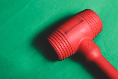 kırmızı ve siyah plastik çekiç