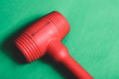 kırmızı ve siyah plastik çekiç