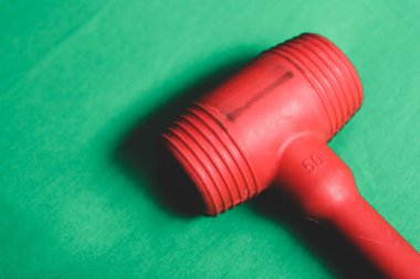 kırmızı ve siyah plastik çekiç