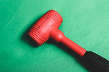 kırmızı ve siyah plastik çekiç