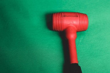 kırmızı ve siyah plastik çekiç