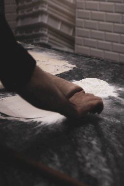 Türk pizzası ya da lahmacun yapmak - Akdeniz ülkelerinde fast food ve popüler sokak yemekleri. Hamur, kıyma ve sebze karışımı Türk pidesini pişirmek için..