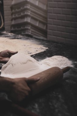 Türk pizzası ya da lahmacun yapmak - Akdeniz ülkelerinde fast food ve popüler sokak yemekleri. Hamur, kıyma ve sebze karışımı Türk pidesini pişirmek için..