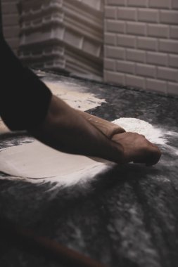 Türk pizzası ya da lahmacun yapmak - Akdeniz ülkelerinde fast food ve popüler sokak yemekleri. Hamur, kıyma ve sebze karışımı Türk pidesini pişirmek için..