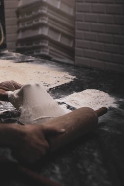 Türk pizzası ya da lahmacun yapmak - Akdeniz ülkelerinde fast food ve popüler sokak yemekleri. Hamur, kıyma ve sebze karışımı Türk pidesini pişirmek için..