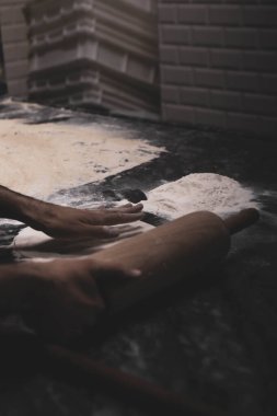 Türk pizzası ya da lahmacun yapmak - Akdeniz ülkelerinde fast food ve popüler sokak yemekleri. Hamur, kıyma ve sebze karışımı Türk pidesini pişirmek için..