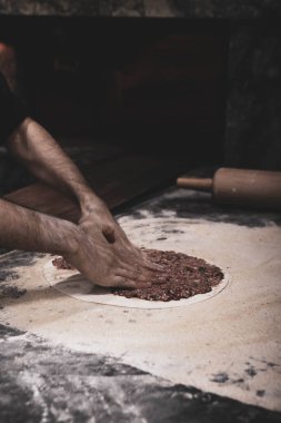 Türk pizzası ya da lahmacun yapmak - Akdeniz ülkelerinde fast food ve popüler sokak yemekleri. Hamur, kıyma ve sebze karışımı Türk pidesini pişirmek için..