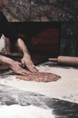 Türk pizzası ya da lahmacun yapmak - Akdeniz ülkelerinde fast food ve popüler sokak yemekleri. Hamur, kıyma ve sebze karışımı Türk pidesini pişirmek için..