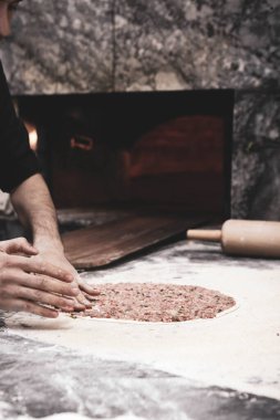 Türk pizzası ya da lahmacun yapmak - Akdeniz ülkelerinde fast food ve popüler sokak yemekleri. Hamur, kıyma ve sebze karışımı Türk pidesini pişirmek için..