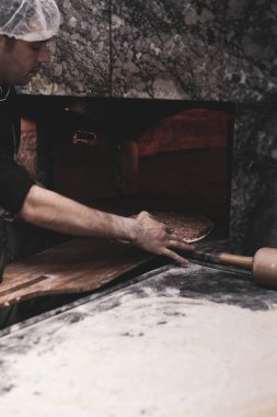 Türk pizzası ya da lahmacun yapmak - Akdeniz ülkelerinde fast food ve popüler sokak yemekleri. Hamur, kıyma ve sebze karışımı Türk pidesini pişirmek için..