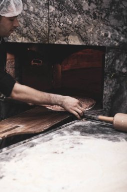 Türk pizzası ya da lahmacun yapmak - Akdeniz ülkelerinde fast food ve popüler sokak yemekleri. Hamur, kıyma ve sebze karışımı Türk pidesini pişirmek için..