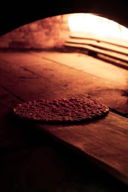 Bir restoranda, pide veya pide ekmeğinde fırında veya sobada pişiyor. Fırın ya da fırın konsepti resmi.